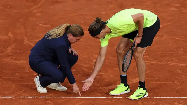 Chair Umpire Louise Azemar Engzell points whilst speaking to Alexander Zverev