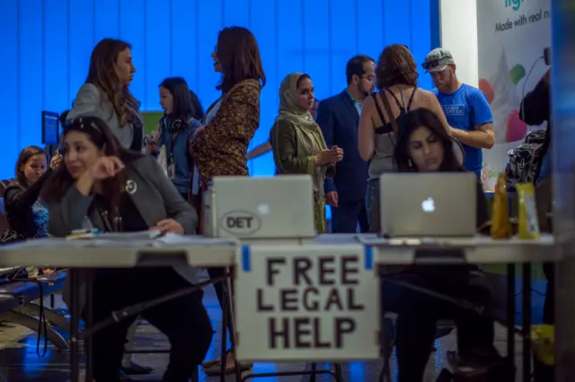 Los abogados brindan asistencia legal en el aeropuerto