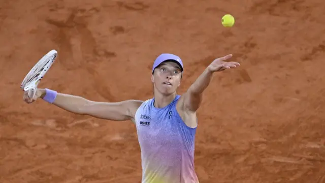 Iga Swiatek serves
