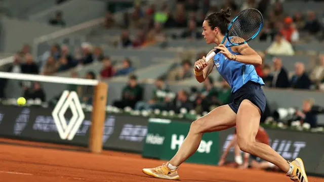 Lois Boisson plays a backhand return