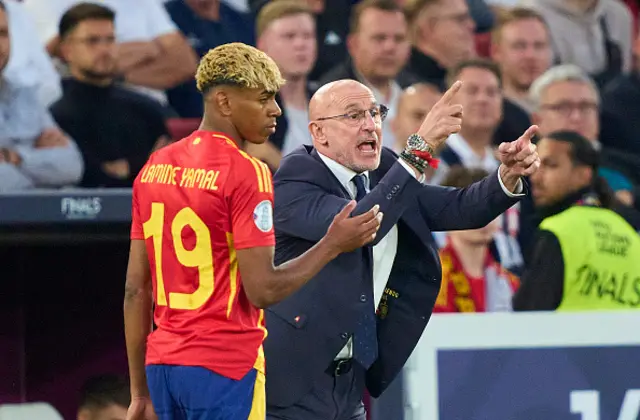 Luis de la Fuente head coach of Spain with Lamine Yamal