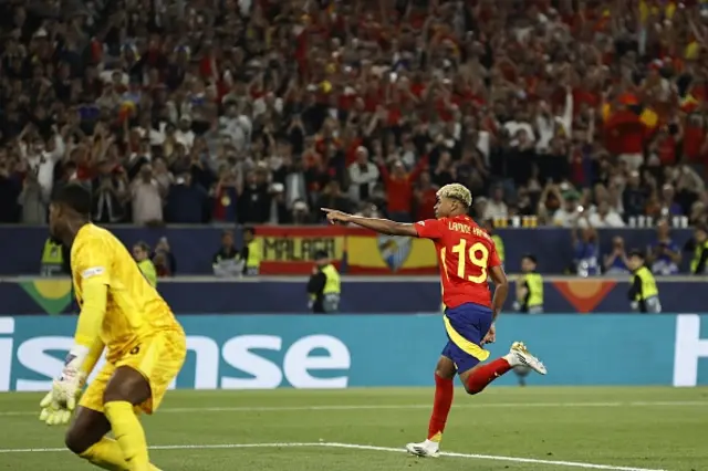 Lamine Yamal celebrates