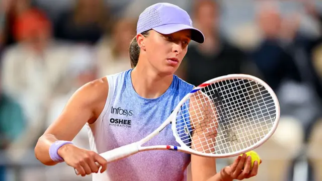 Iga Swiatek serves