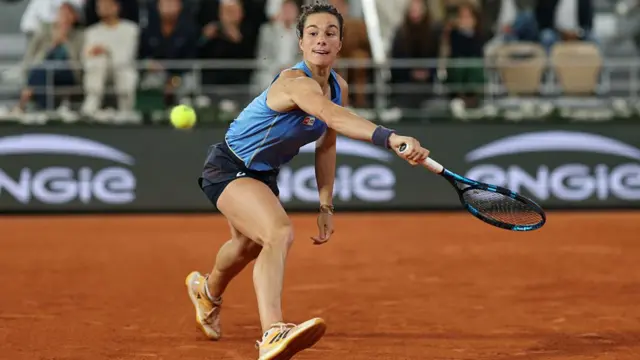 Lois Boisson plays a backhand