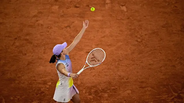 Iga Swiatek serves