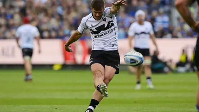 AJ MacGinty kicks a penalty