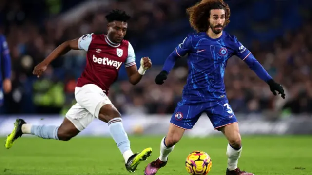 : Marc Cucurella of Chelsea runs with the ball whilst under pressure from Mohammed Kudus of West Ham