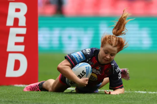 Grace Banks scores Wigan's sixth try