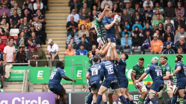 Jean-Luc Du Preez of Sale Sharks wins the ball