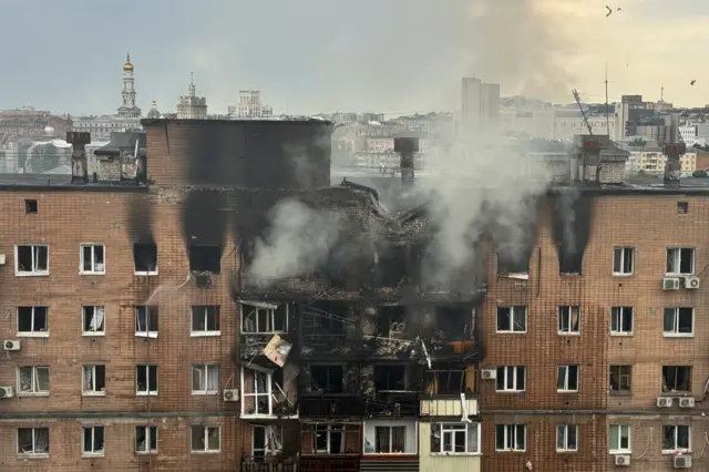Immeuble d'appartements endommagé à Kharkiv suite à une attaque de drone russe