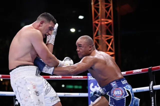 Fabio Wardley jabs at the body of Justis Huni