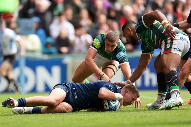 Rob du Preez of Sale Sharks goes over for a try