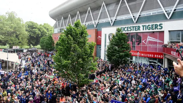 Crowds gather before the semi-final