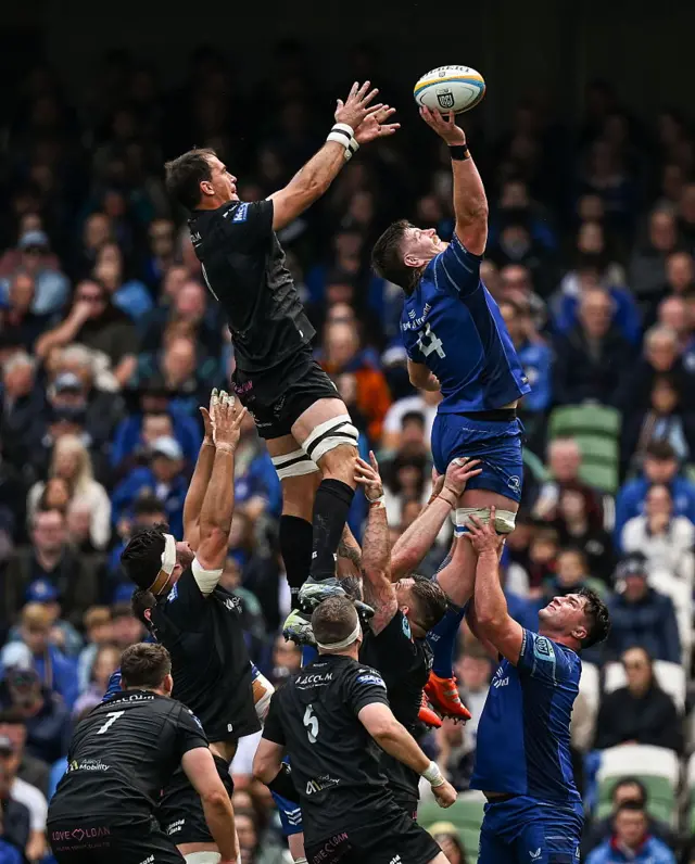 Joe McCarthy of Leinster wins possession in the lineout against Henco Venter of Glasgow Warriors