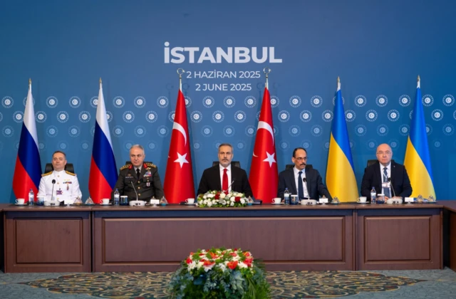 urkish Foreign Minister Hakan Fidan (C) presiding over the second round of peace talks between Ukraine and Russia, in Istanbul,
