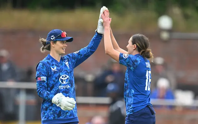 England wicketkeeper Amy Jones (l) congratulates bowler Kate Cross