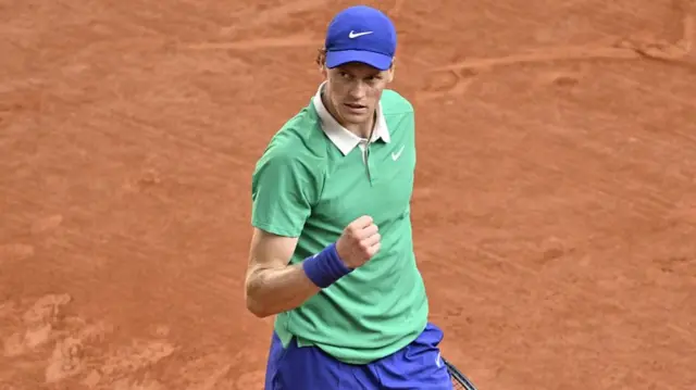 Jannik Sinner clenches his fist