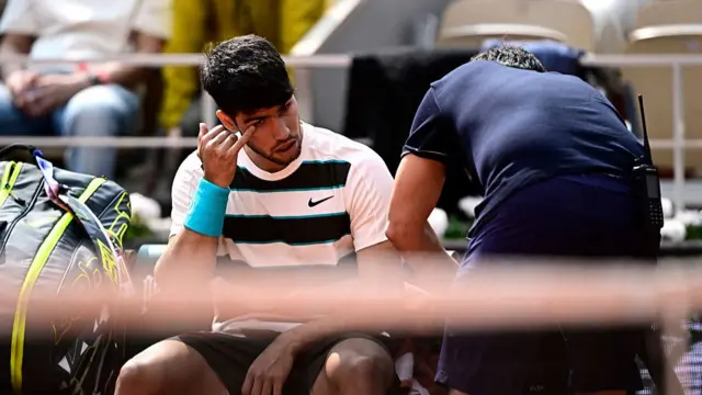 Carlos Alcaraz receives medical treatment