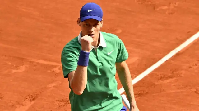 Jannik Sinner clenches his fist