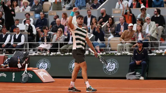 Carlos Alcaraz celebrates a point