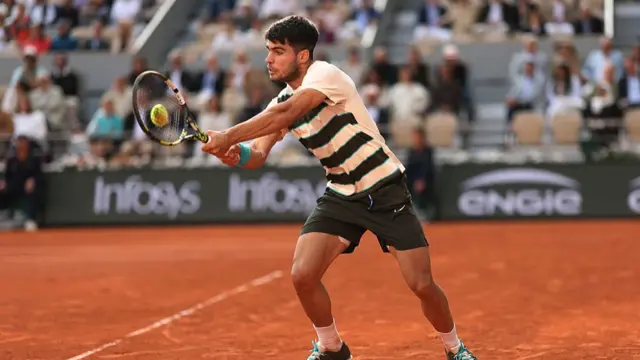 Carlos Alcaraz plays a backhand