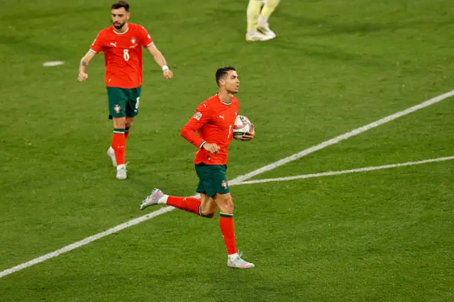 Cristiano Ronaldo (R) celebrates