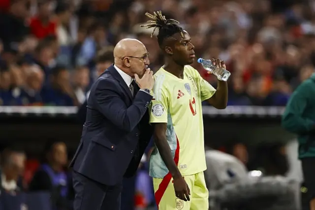Spain coach Luis de la Fuente, Nico Williams of Spain