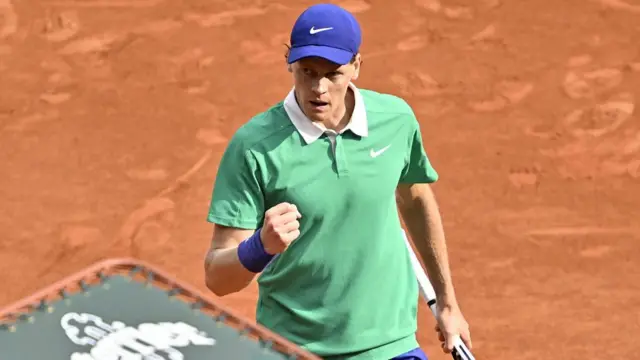 Jannik Sinner clenches his fist
