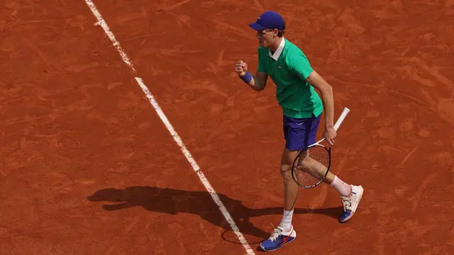 Jannik Sinner celebrates a point