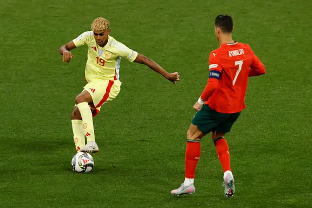 Lamine Yamal (L) and Portugal's forward Cristiano Ronaldo vie for the ball