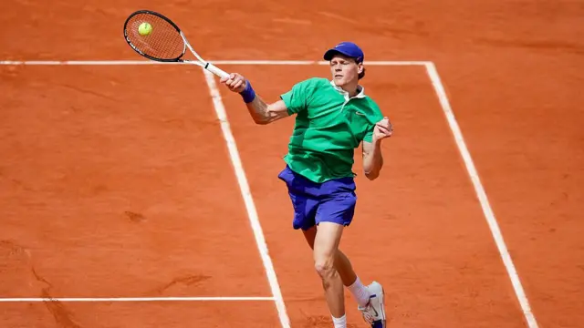 Jannik Sinner plays a forehand
