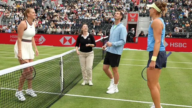 Andy Murray performs the coin toss before the match between Petra Kvitova and Beatriz Haddad Maia