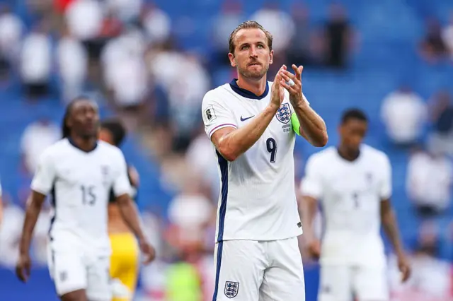 Harry Kane clapping his hands