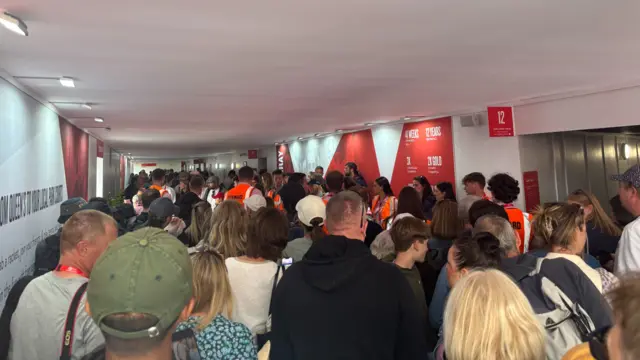Crowds at queens