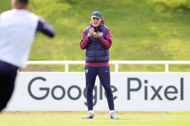 Tommy tuchel talking to players in training