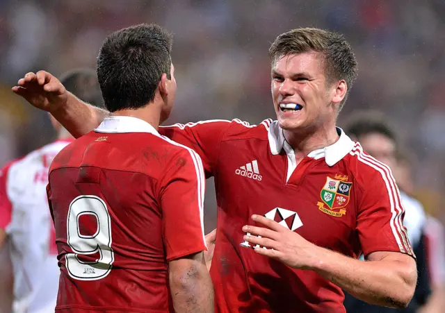Owen Farrell hugs Ben Youngs