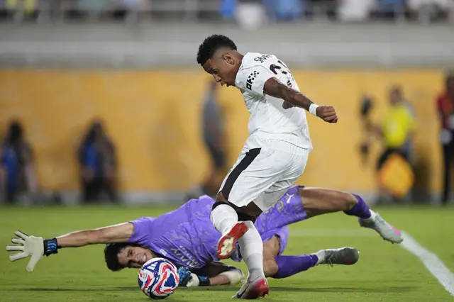 Bono saves from Savinho
