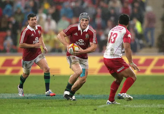 Jonathan Davies runs with the ball
