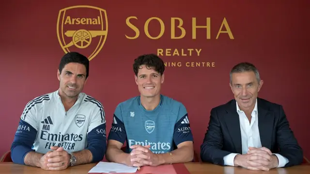 Christian Norgaard with Mikel Arteta and Andrea Berta