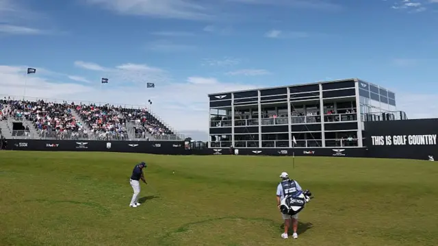 Sepp Straka chips in front of the grandstand on 18