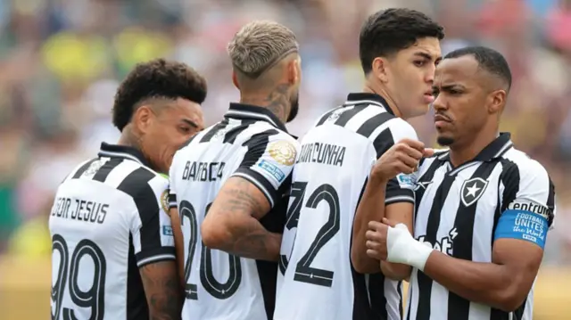Igor Jesus and Jair Cunha standing in the Botafogo wall