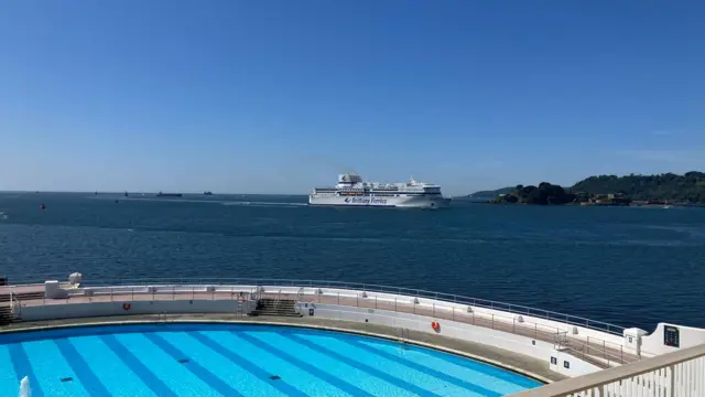 Plyouth - a pool on the seafront