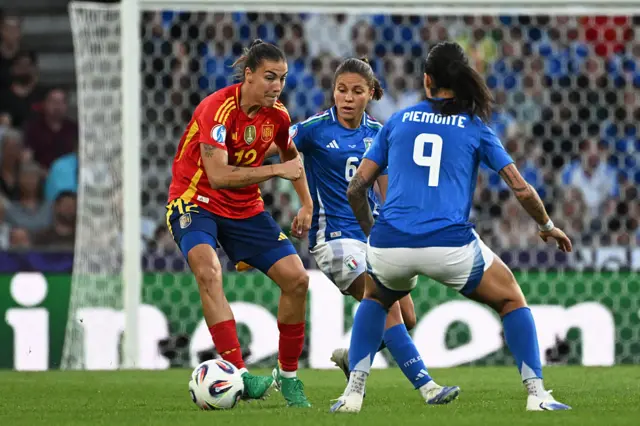 Patricia Guijarro (L) fights for the ball with Italy's midfielder #06 Manuela Giugliano (C) Italy's midfielder #18 Arianna Caruso