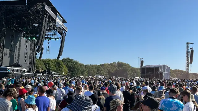 crowds outside Oasis stage
