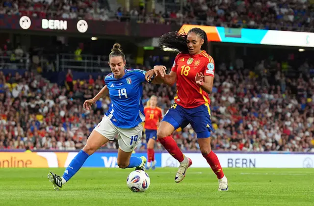 Martina Lenzini of Italy battles for possession with Salma Paralluelo