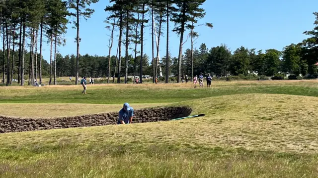 McIlroy in bunker