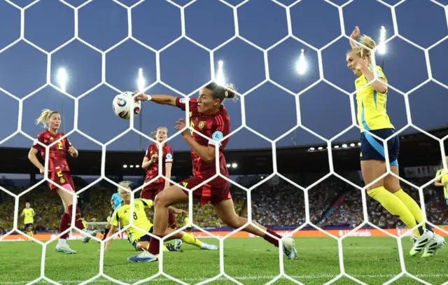 Carlotta Wamser handles and is sent off