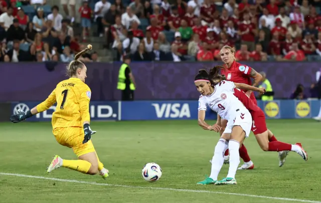 Nadia Nadim scores