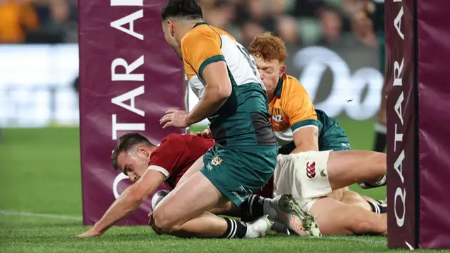 Ben White nscores a try
