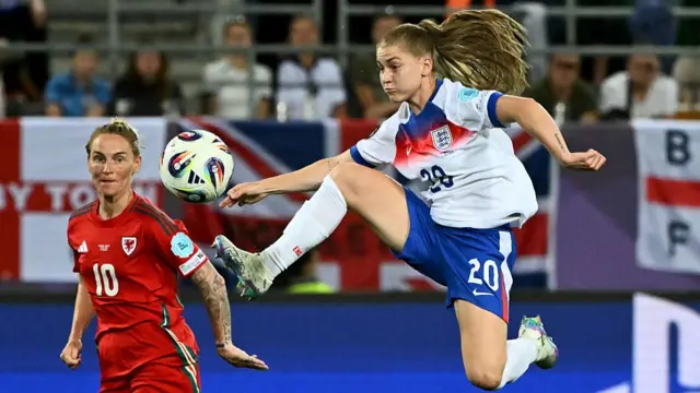 England's forward #20 Jessica Park jumps for the ball